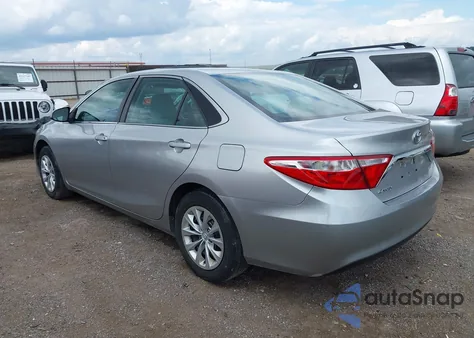 2015 Toyota Camry Le z USA, uszkodzony, nr VIN 4T1BF1FK8FU972805